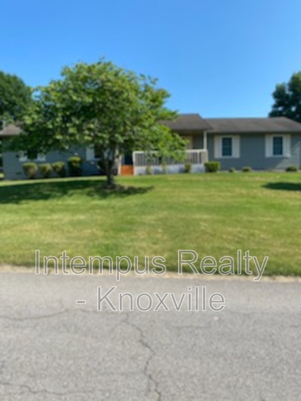 Knoxville House: 6517 Bay Circle Dr