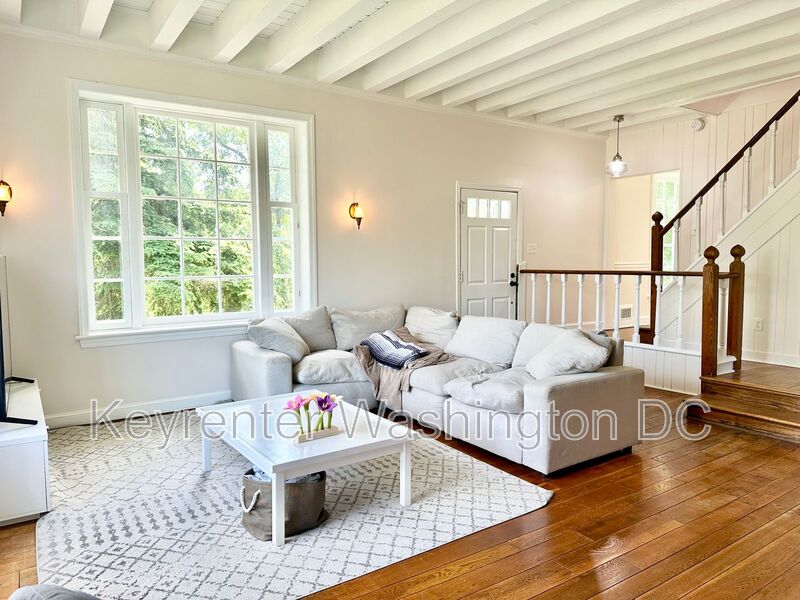 Washington House: 3147 Westover Dr