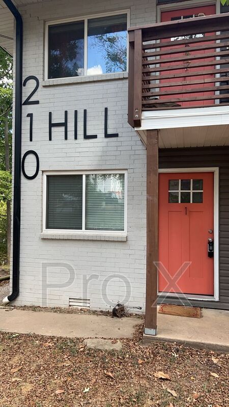 Fayetteville House: 210 S Hill Ave