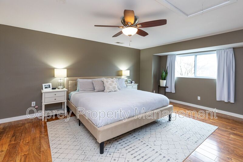 Spacious 4 Bedroom 3 Bath Home  - Photo 10