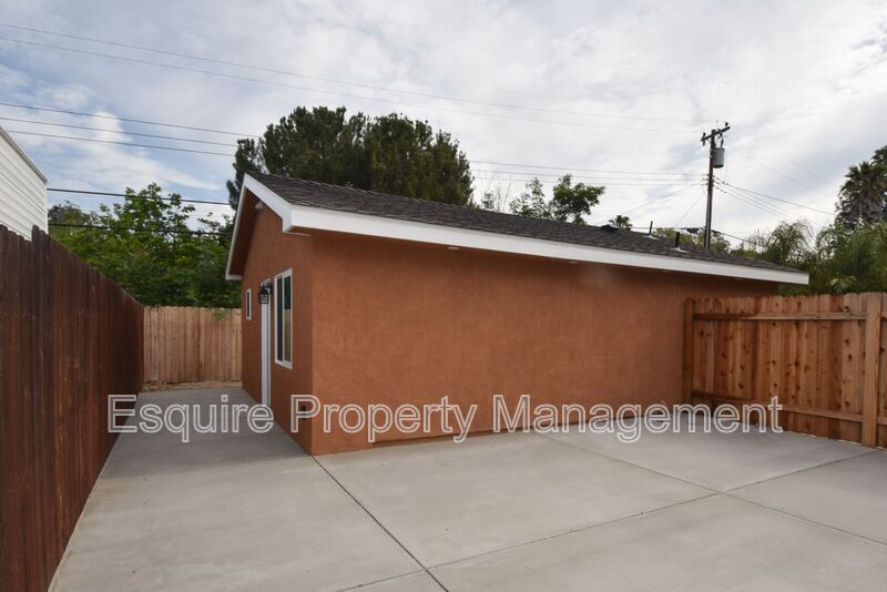 THOUSAND OAKS House: 1323 CALLE DURAZNO