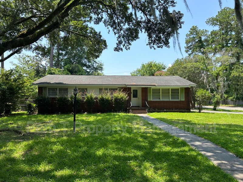 Savannah House: 201 Kensington Dr