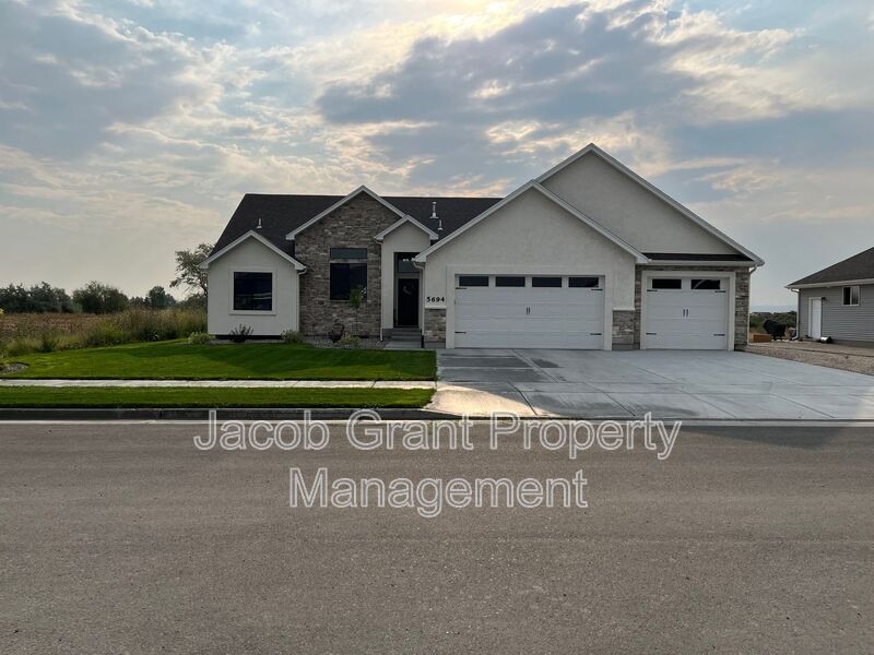 Idaho Falls House: 5694 Eaglewood Drive