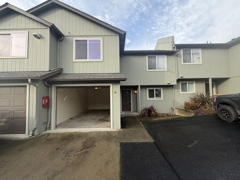 Grants Pass Townhome: 1866 NE Fairview Ave