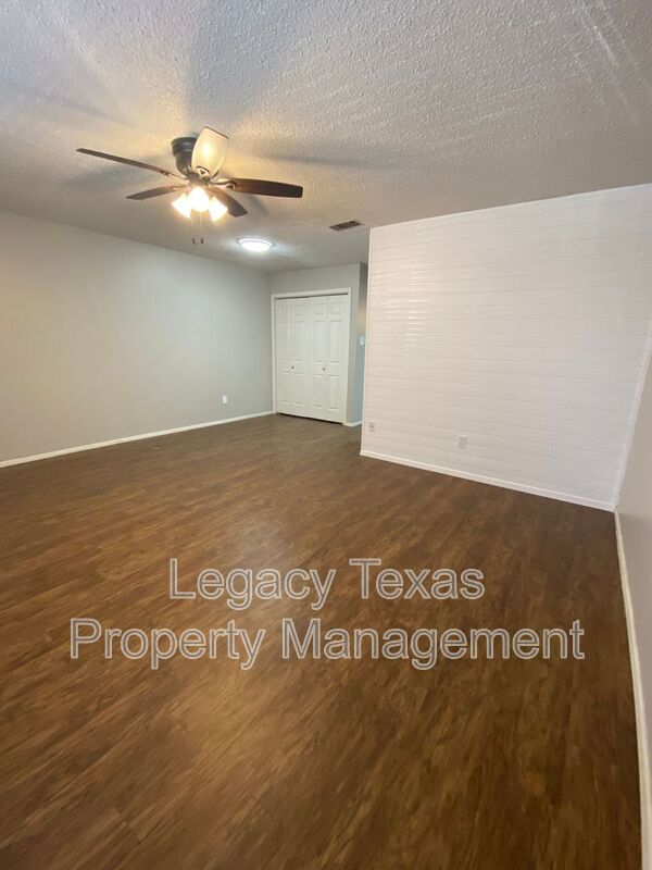 CLEBURNE Condo: 1409 W. Kilpatrick Ct.