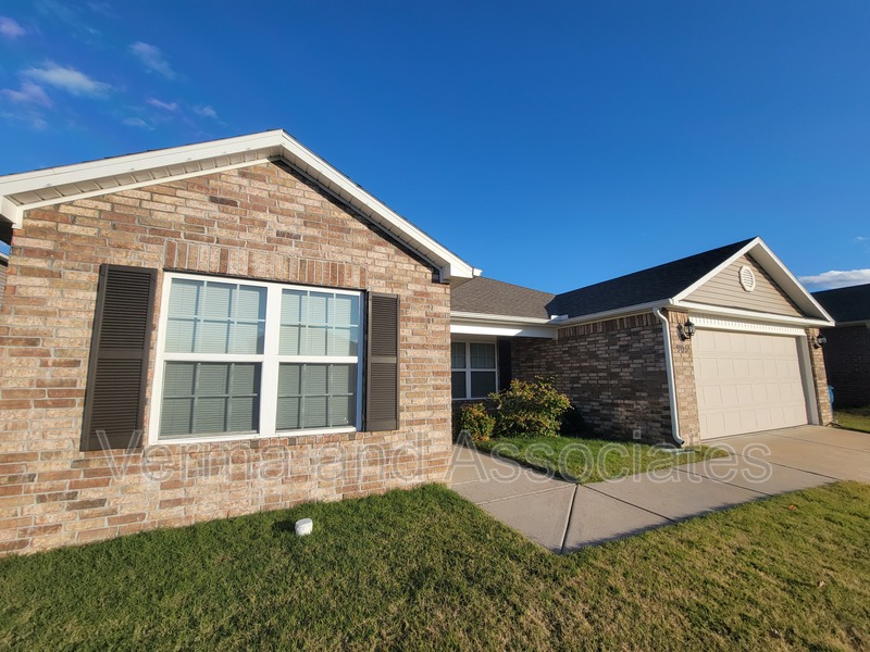 Bentonville House: 905 SW Loudon Dr