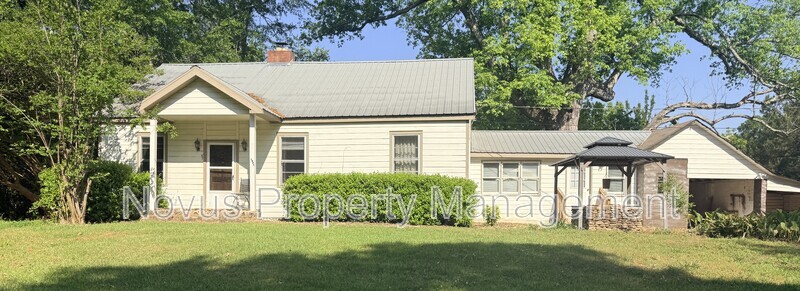Newnan House: 1664 Poplar Road