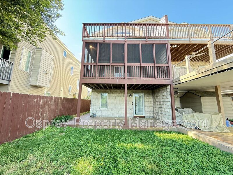 Luxury 3-Story Home Near Chic’s Beach with Water Views & Private Decks - Photo 18