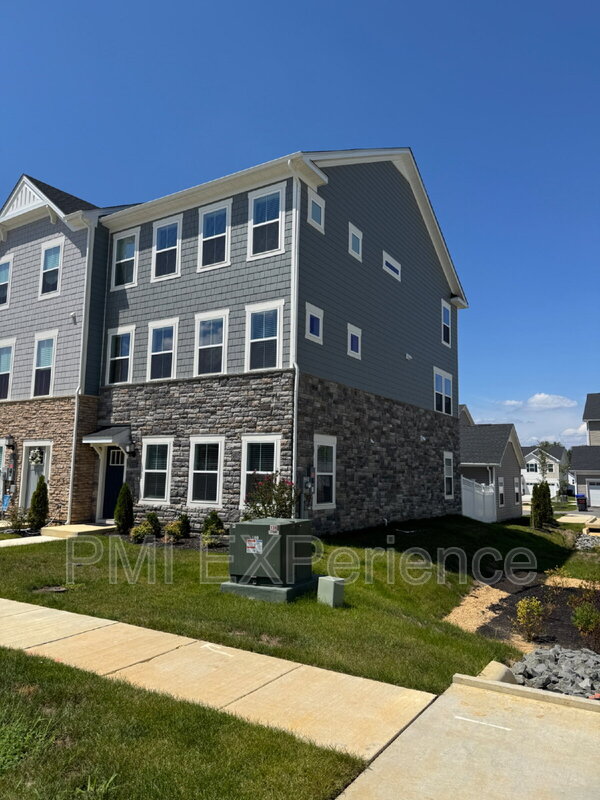 White Plains Townhome: 10705 Millport St