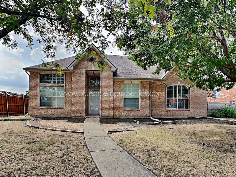 Rowlett House: 7513 Silverthorn Dr