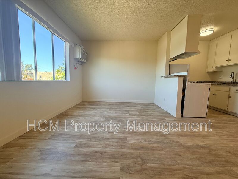 Tujunga House: 10042 Commerce Ave