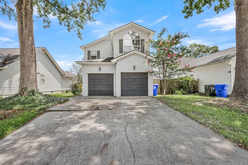 Charleston House: 479 Cessna Ave