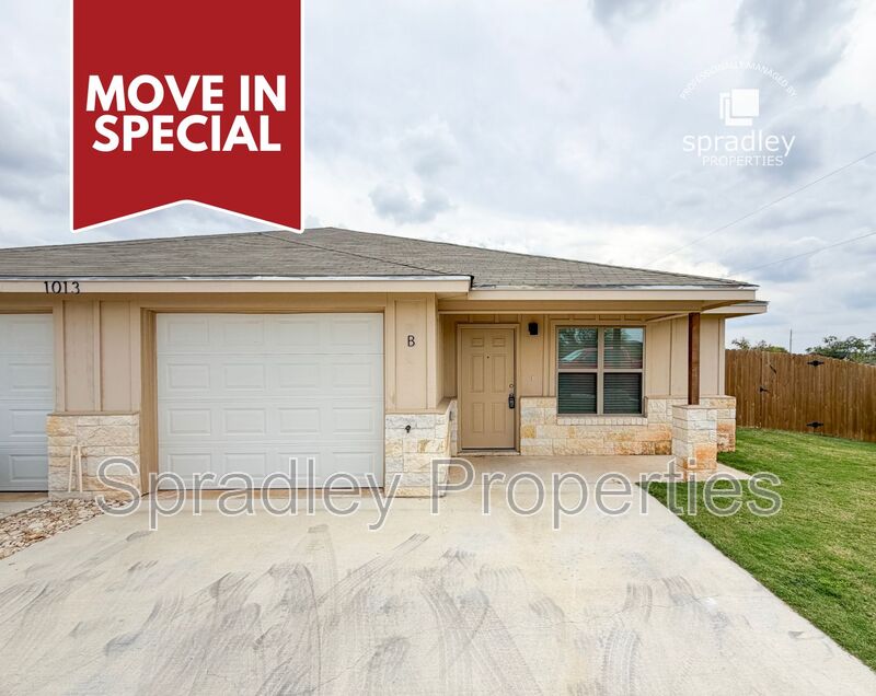 Belton Townhome: 1013B Menard Ct