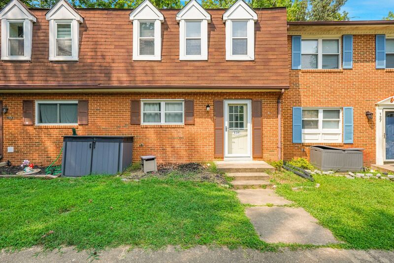 Fredericksburg House: 128 kings Mill Drive