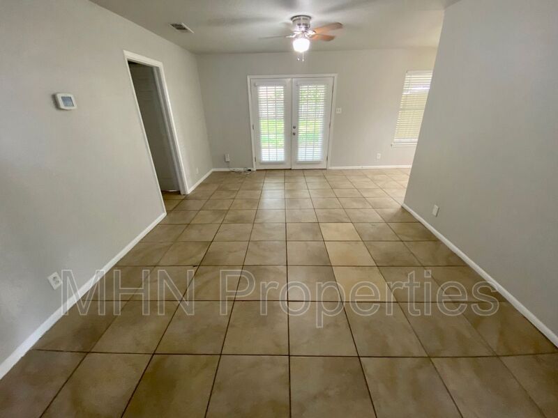 Nicely updated Duplex in Harmony Hills, just blocks from Blanco Rd and NW Military! - Photo 3