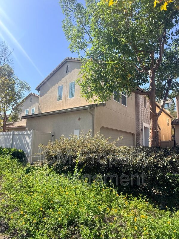 Orange House: 8043 E Loftwood Ln