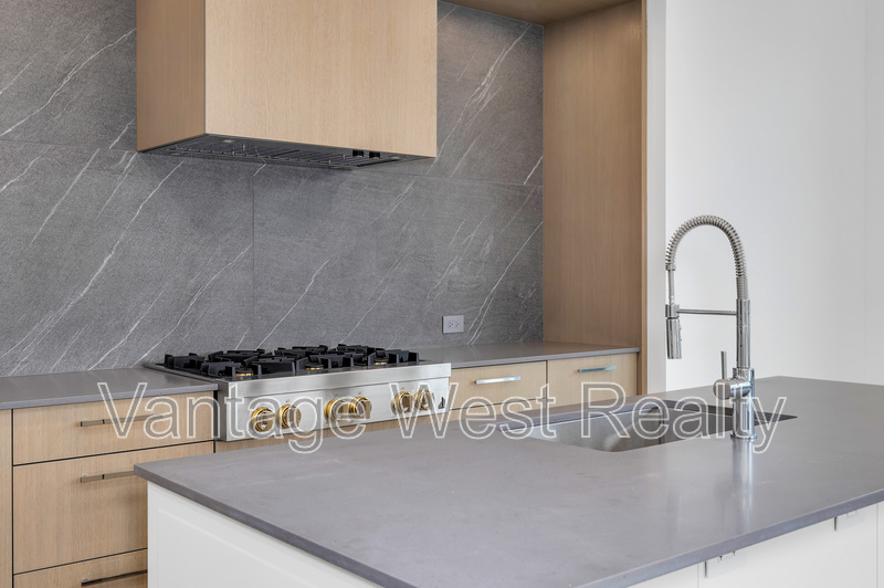 Kelowna Condo: 216-3389 Lakeshore Rd