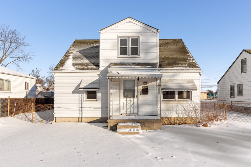 Roseville House: 19595 Waldron Street