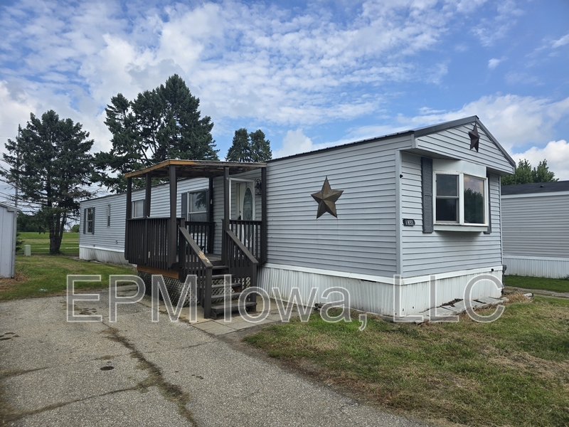 Cedar Falls House: 700 West Ridgeway Avenue Lot 138