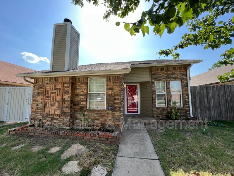 Moore House: 2137 Goodrich Drive