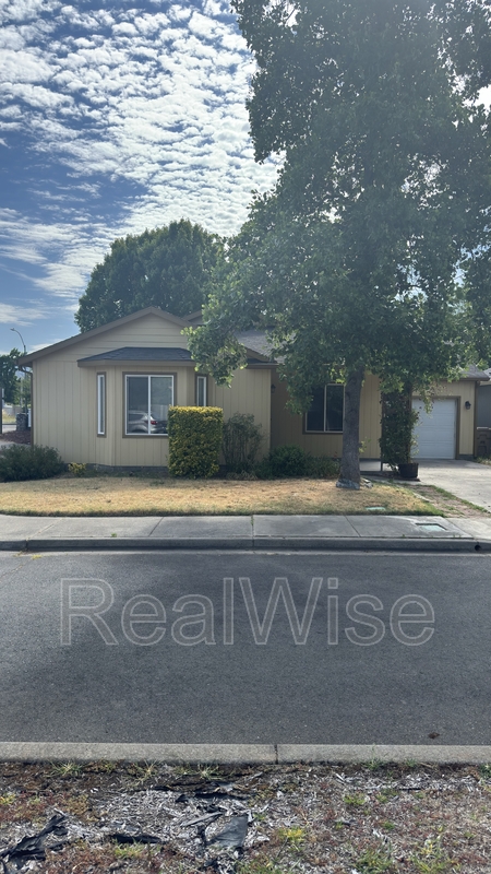 Grants Pass House: 1951 SW Betty Ln