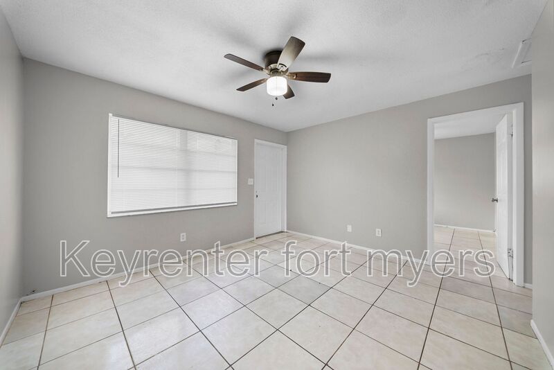 Fort Myers House: 464A Carolina Ave