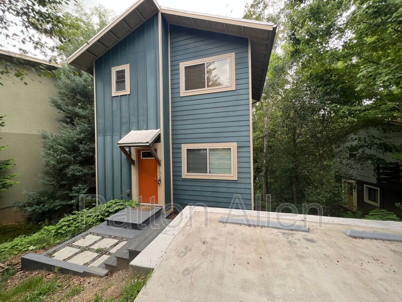 Asheville House: 103 Deaver Street