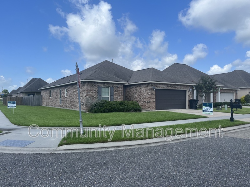 Baton Rouge House: 8676 Aston Ave