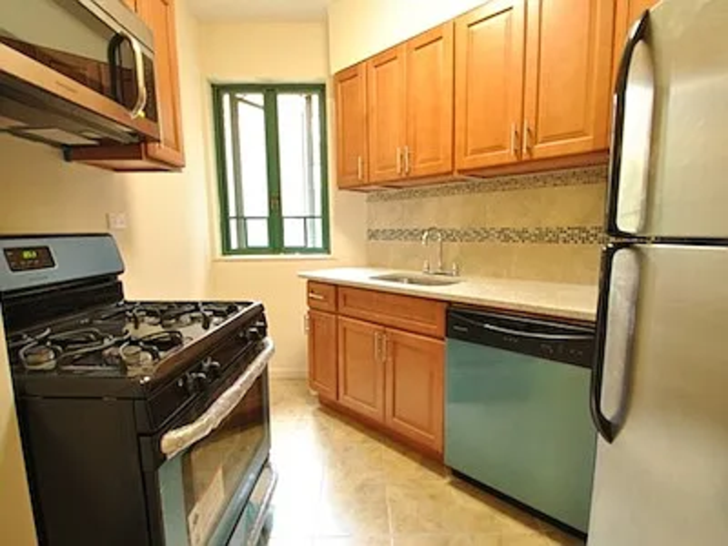 The Bronx House: 1505 Metropolitan Ave