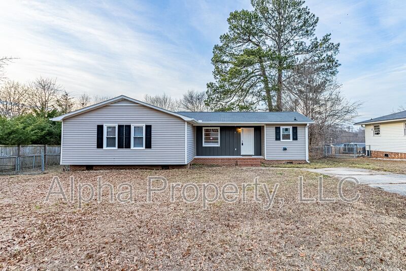 Travelers Rest House: 5 Rawood Dr