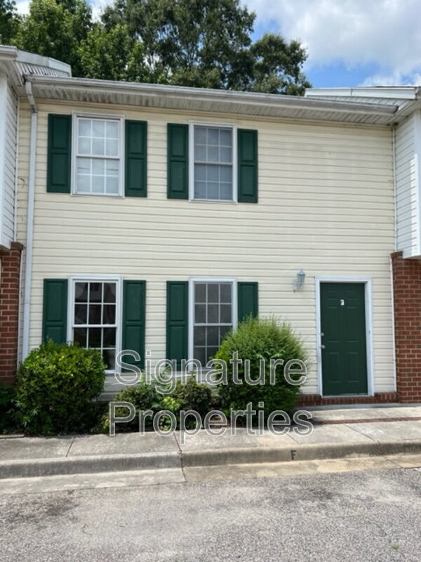 Colonial Heights Townhome: 555 Fairfax Ave