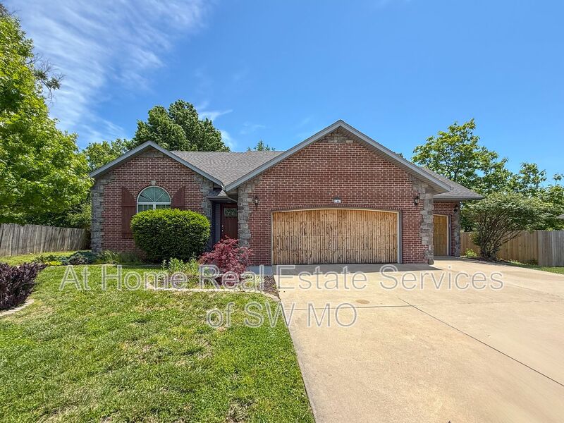 Nixa House: 144 Cedar Heights Dr