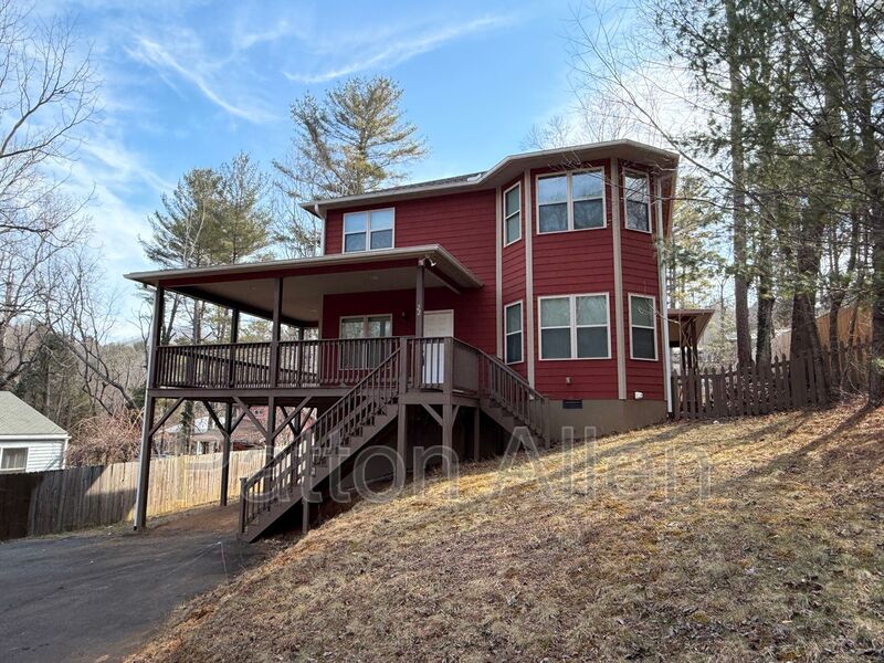 Asheville House: 22 Bassett Rd