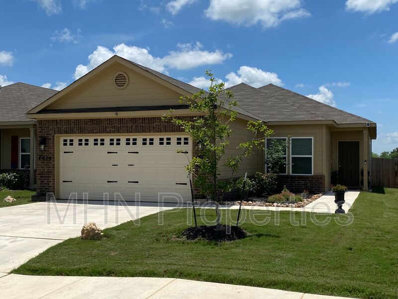 3 bed/2 bath GORGEOUS recently built home home, located in St. Hedwig off I-10! - Slider navigation 1
