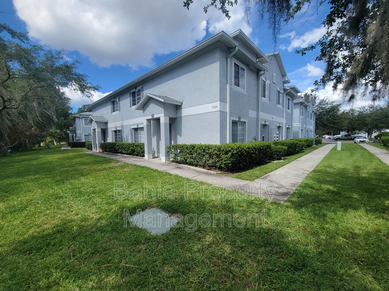 Tampa Townhome: 7326 E Bank Dr