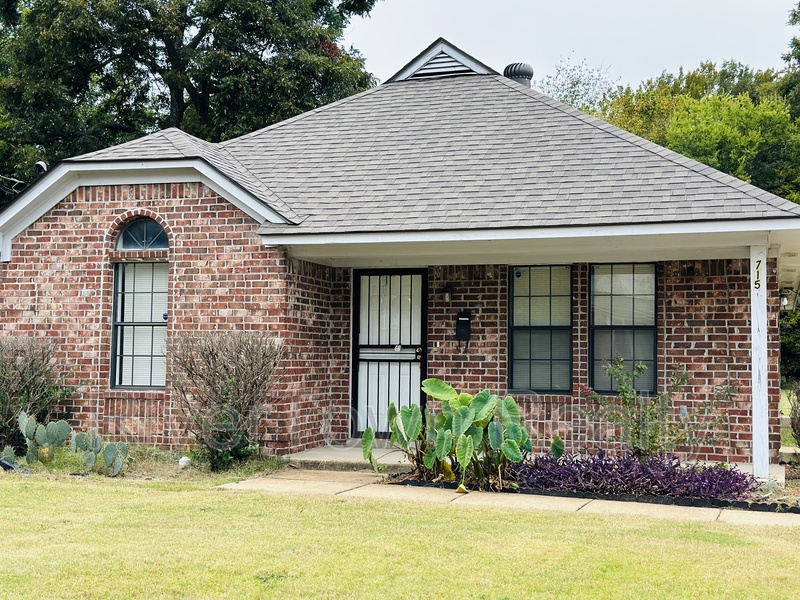 Memphis House: 715 Ayers St