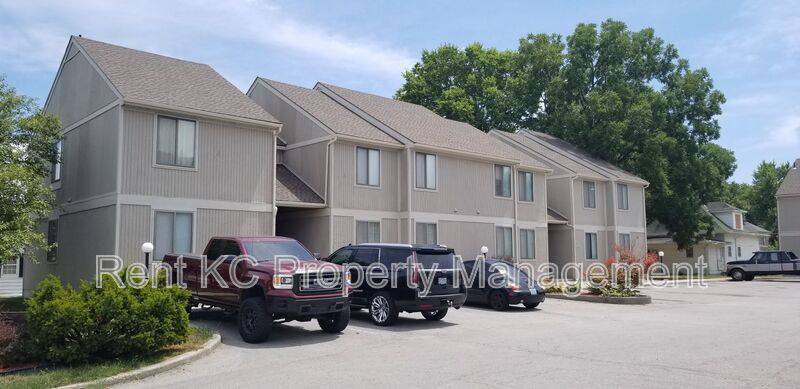 Smithville Condo: 211 W. Main Street