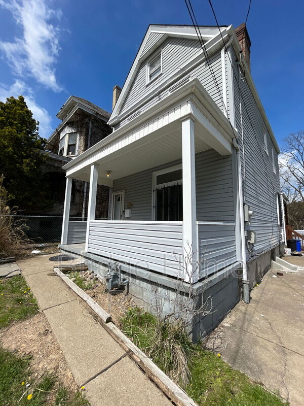 Pittsburgh House: 1367 Montezuma Street