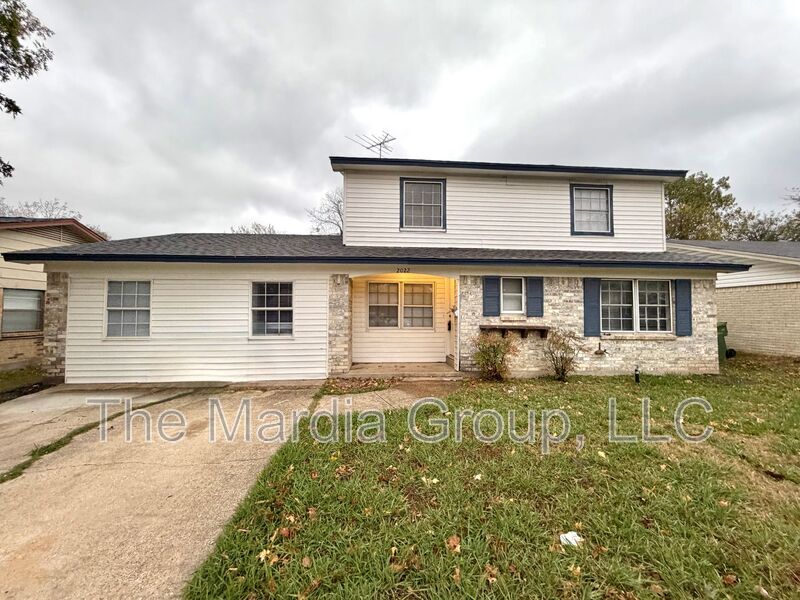 Garland House: 2022 Mars Dr