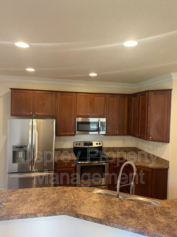 ADORABLE 3 BED/ 2.5 BATH WITH OPEN CONCEPT KITCHEN RENT SPECIAL HALF OFF IF MOVE IN BY 12/15 - Slider navigation 5