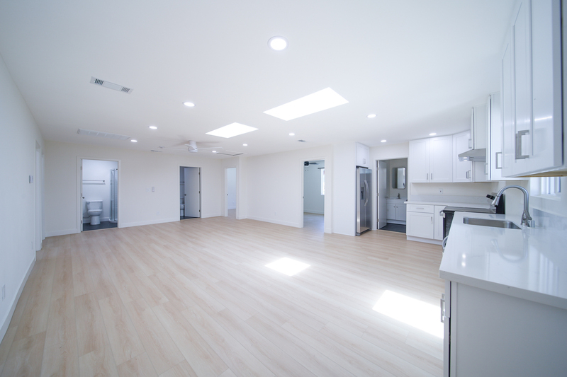 Riverside House: 206 W Broadbent Dr