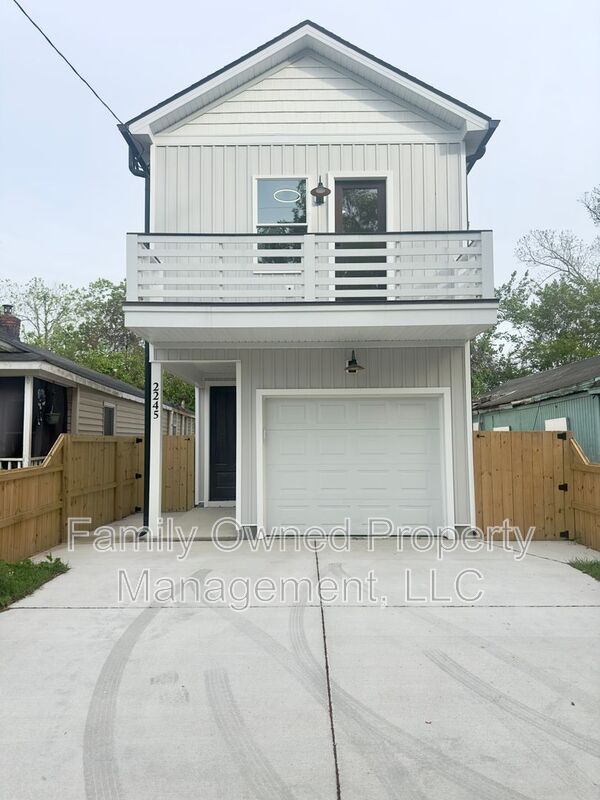 North Charleston House: 2245 Fillmore Street