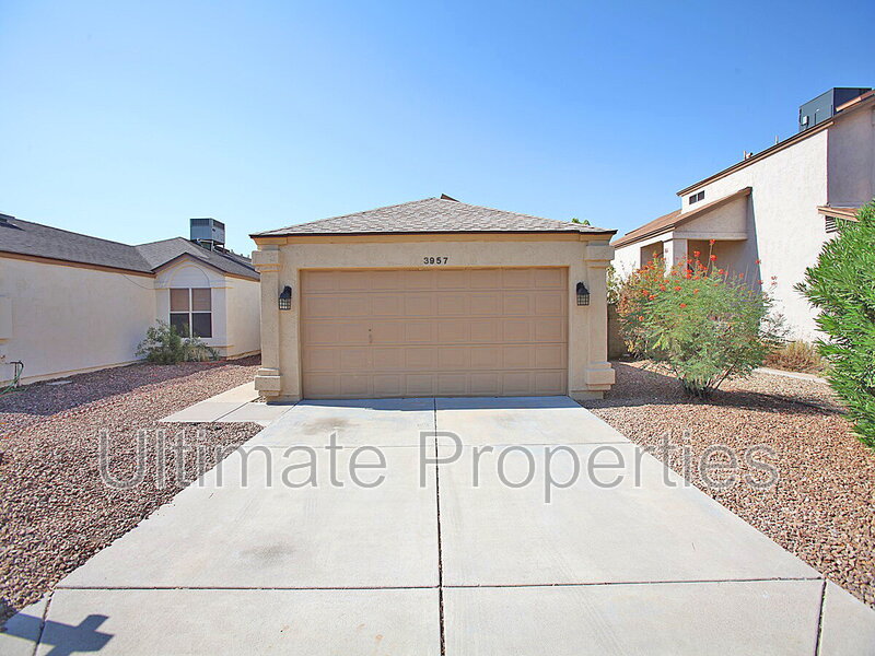 Glendale House: 3957 W Chama Dr