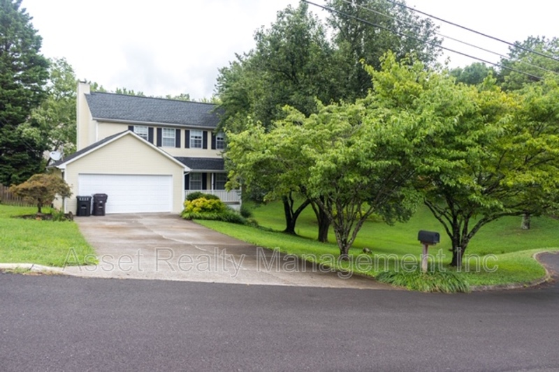 Knoxville House: 9009 Tall Timber Drive