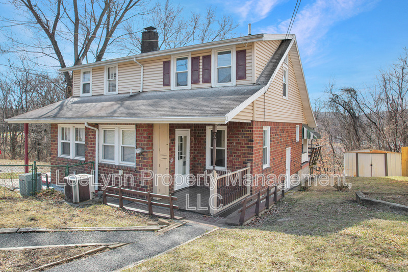 Cumberland Townhome: 36 Hawthorne Ave