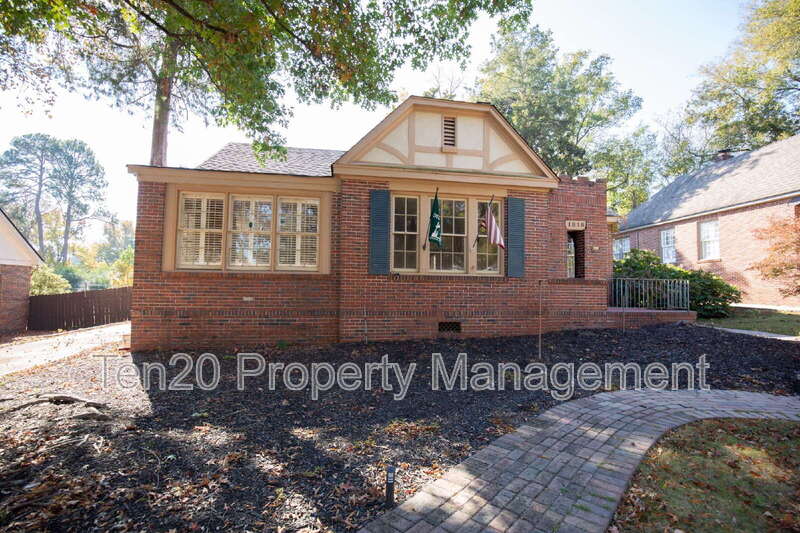 Columbus House: 1818 Slade Drive