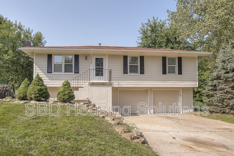 Oak Grove House: 1306 SE Knight Cir