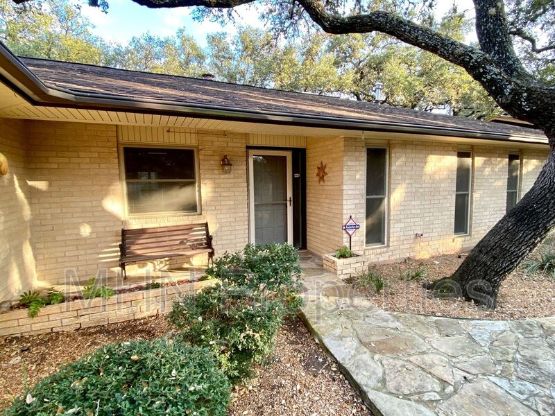 Well-maintained 3 bed/2 bath single-story home with HUGE enclosed porch and close proximity to Bandera Road & Loop 410! - Photo 3