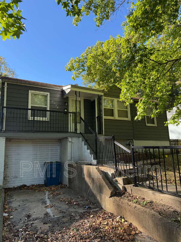 St. Louis House: 7008 Paisley Drive