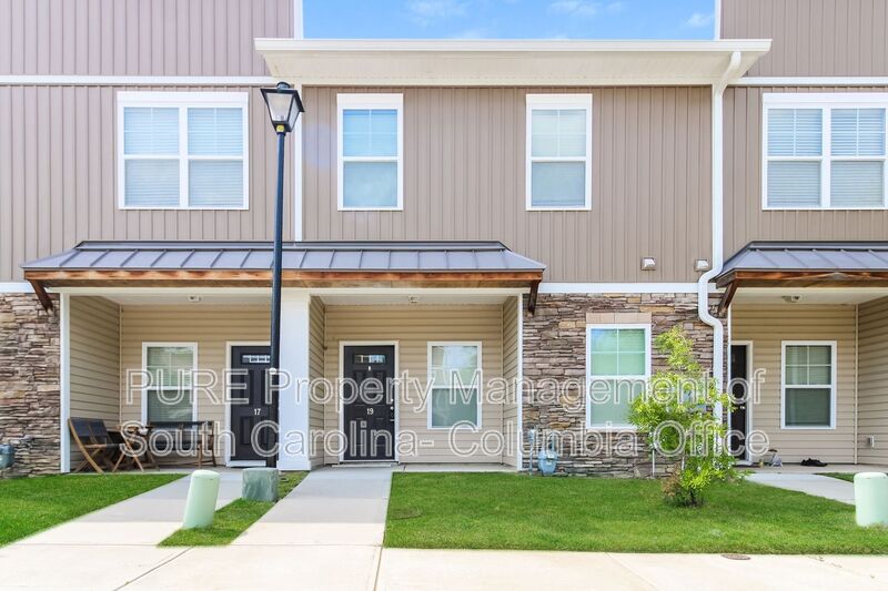 Columbia House: 19 Grayson Grove Court